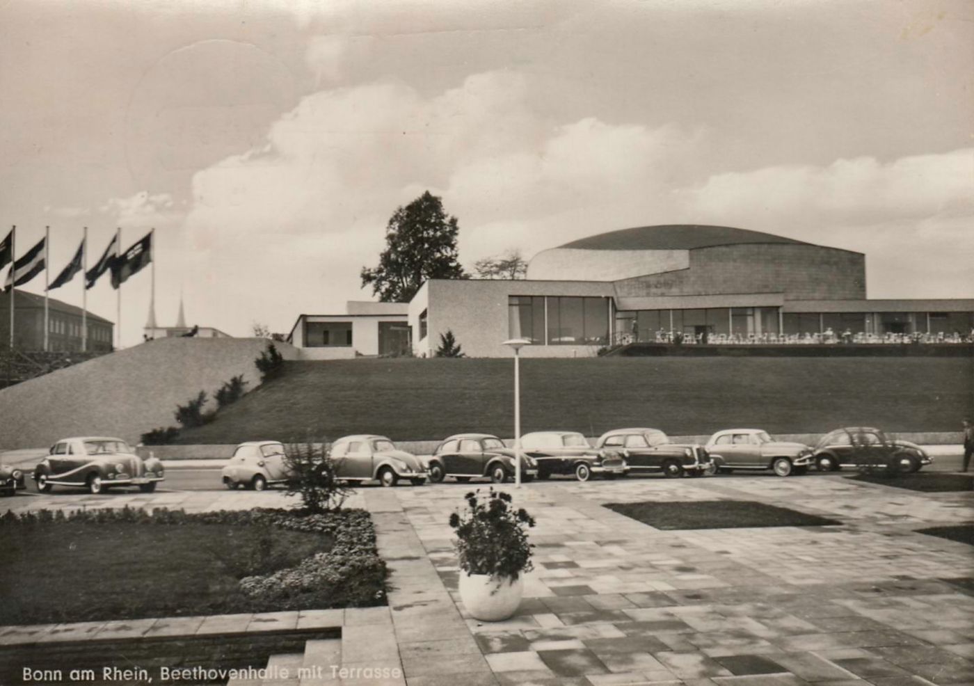 Historische Ansicht der Beethovenhalle in Bonn Anfang der 1960er Jahre, Rheinpromenade im Vordergrund